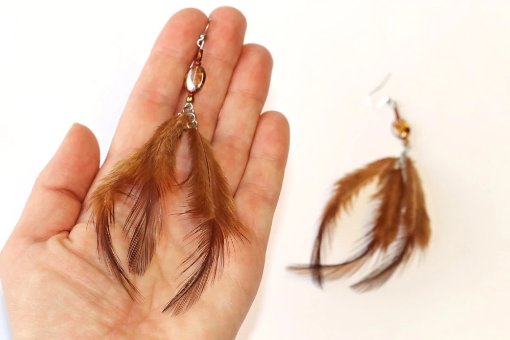 JoyKa Pírkové Naušnice - Hnědá Dáma, Zemitá Láska, Něha a Elegance, Free Spirit 3711