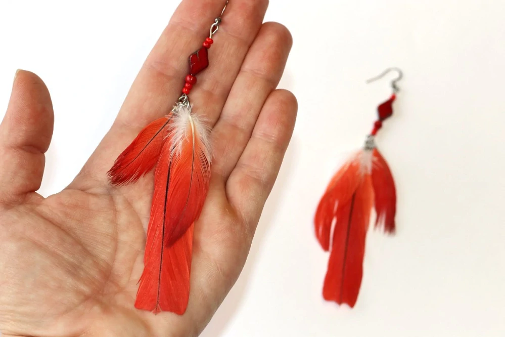 JoyKa Pírkové Naušnice - Zářivá červená, Od papouška Žaka, Smyslná a hravá, Red Spirit 3715
