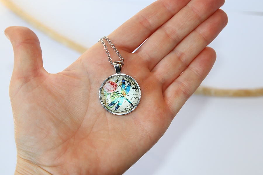 Řetízek Fashion Jewerly - Amulet Barevná vážka s růží, Dragonfly, Love to be free 2555