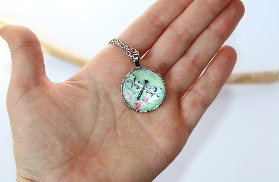 Řetízek Fashion Jewerly - Amulet Barevná vážka s růžemi, Dragonfly, Love to be free 2556