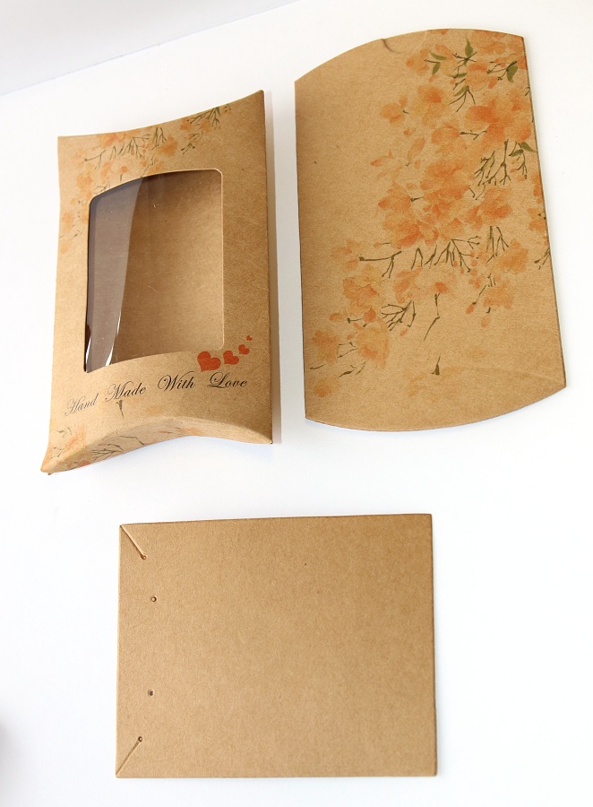 MR Dárková krabička 8x11 cm s okénkem - nejen na kapesní hodinky, naušnice, řetízky a další dárky -  Vyrobeno s láskou, Decentní květinový dekor 3201