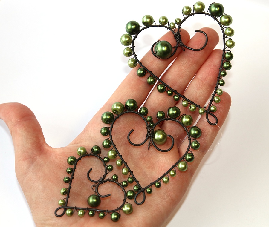 JoyKa Original - 3 Drátkovaná srdce s voskovanými korálky, zavěšená pod sebou - Zelená láska (3481)