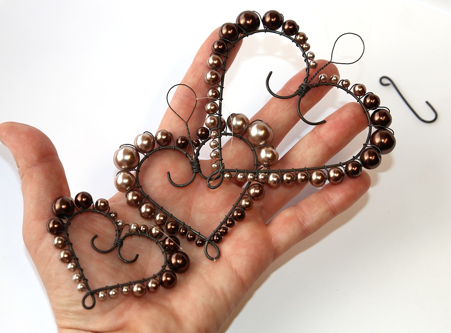 JoyKa Original - 3 Drátkovaná srdce s voskovanými korálky, zavěšená pod sebou - Hnědá láska (3482)