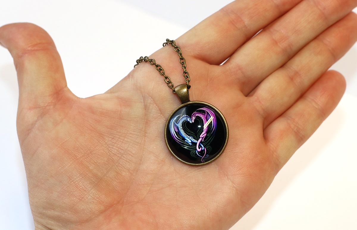 Řetízek Fashion Jewerly - Amulet Dračí láska v bronzu, Růžový a modrý drak v srdci, Stabilita a rovnováha, Love dragons 3510