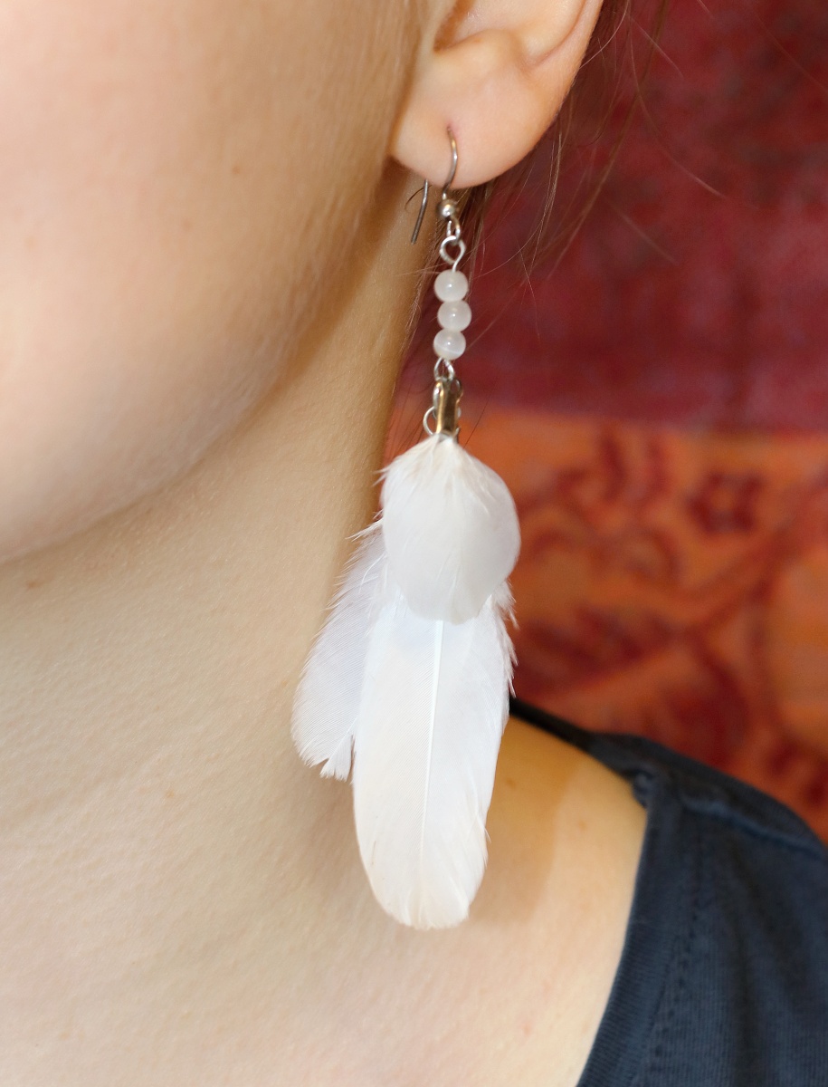 JoyKa Peříčkové naušnice s minerálními korálky - Opálová Holubice, Něžná Divoženka, Čistá láska, Bílá holubička 3579