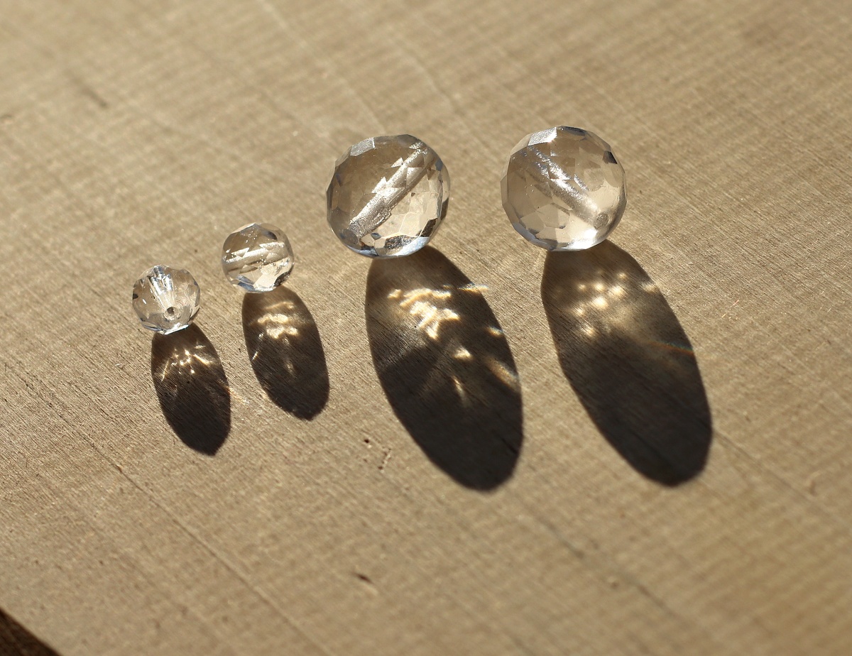 Joyka Křištálové korálky 1,3 cm nebo 0,7 cm - Skleněné, Broušené, Česká výroba, Starožitnost z lustrů, Odráží sluneční paprsky v duhových barvách 3598