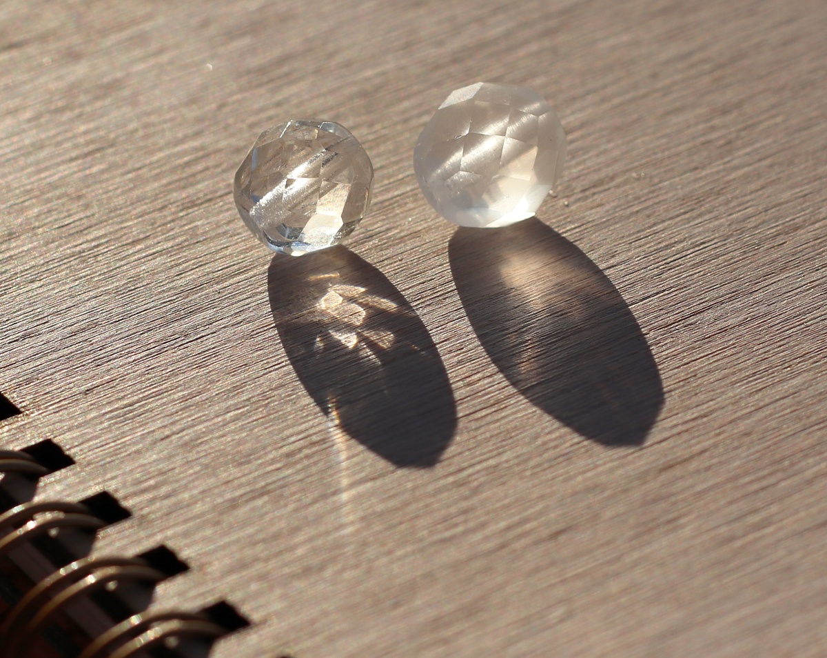 Joyka Křištálové korálky 1,1 a 1,2 cm - Skleněné, Broušené, Česká výroba, Čisté nebo matné?, Starožitnost z lustrů, Odráží sluneční paprsky 3600