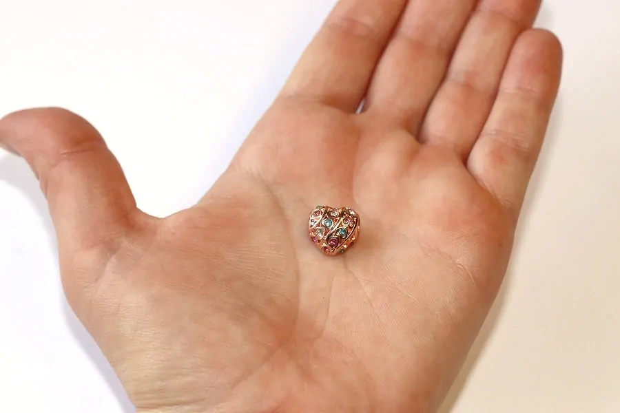 Korálek Fashion Jewerly na náramek nebo řetízek - Zlaté srdce zdobené barevnými kamínky s mini srdíčky, Láska nebeská 3617