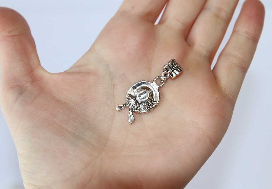Korálek na náramek Fashion Jewerly - Přívěsek Dámský klobouk s mašlí, Elegantní dáma 2678
