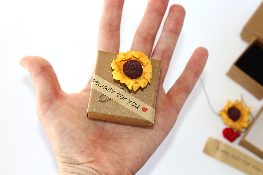 MR dárková krabička na šperky, přírodní papír - Růže, Slunečnice, 5x5 cm, Speciálně pro Tebe 2737