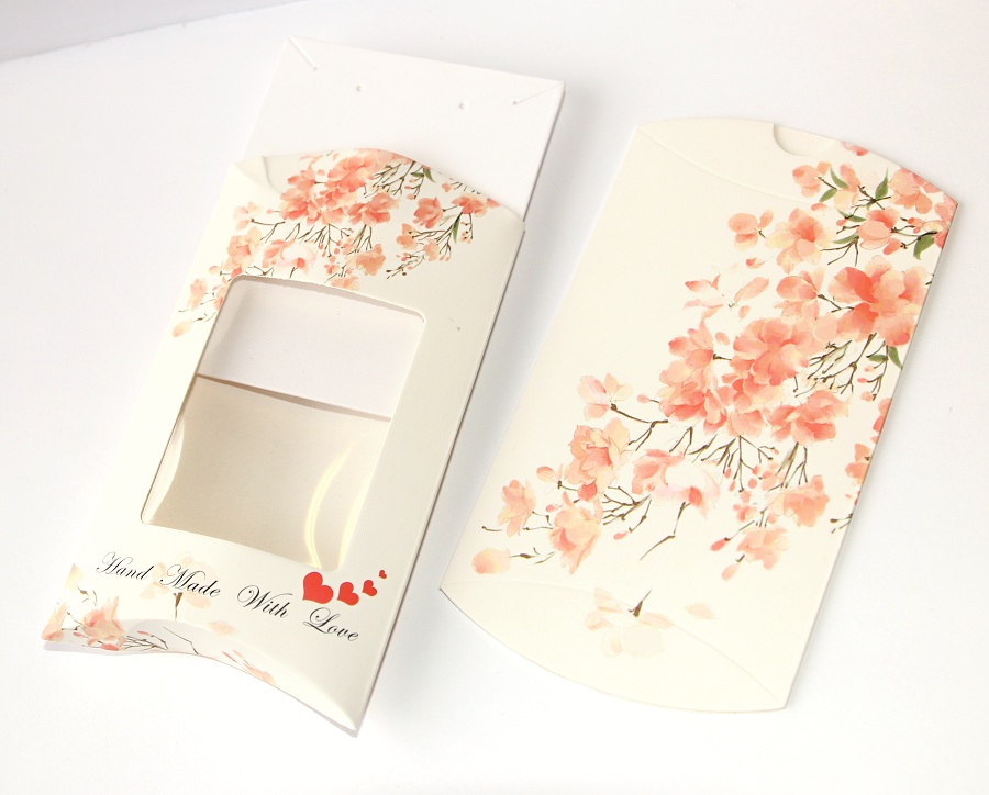 MR Dárková krabička 8x11 cm s okénkem - nejen na kapesní hodinky, naušnice, řetízky a další dárky -  Vyrobeno s láskou, Decentní květinový dekor 3201