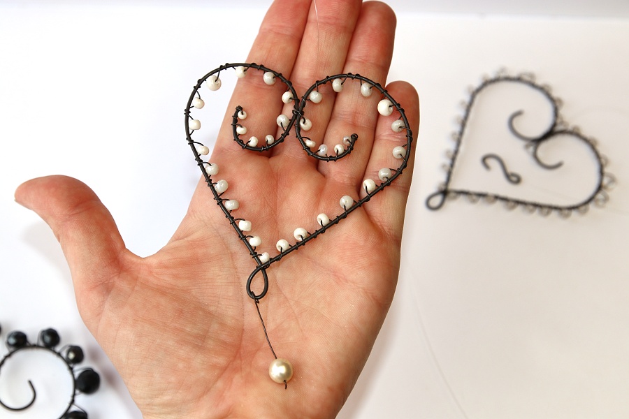 JoyKa Drátkované Srdce s korálky - Závěsná láska do okna, Blíž k přírodě, Zdobený domov 3478