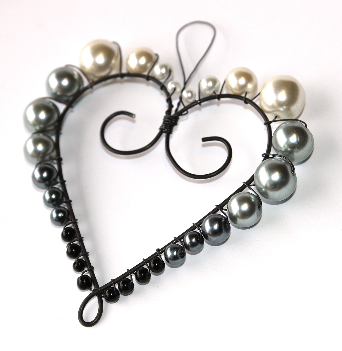 JoyKa Original - Drátkované srdce zdobené voskovanými korálky v perleťových barvách (3492)