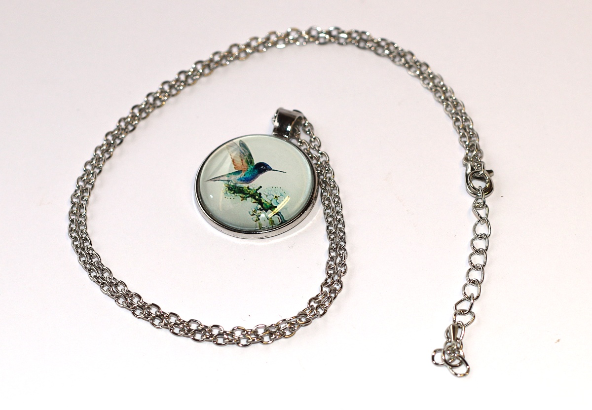 Řetízek Fashion Jewerly - Amulet Kolibřík a lilie v zelené, Posel radosti, Nejmenší ptáček na světě, Free spirit 3505
