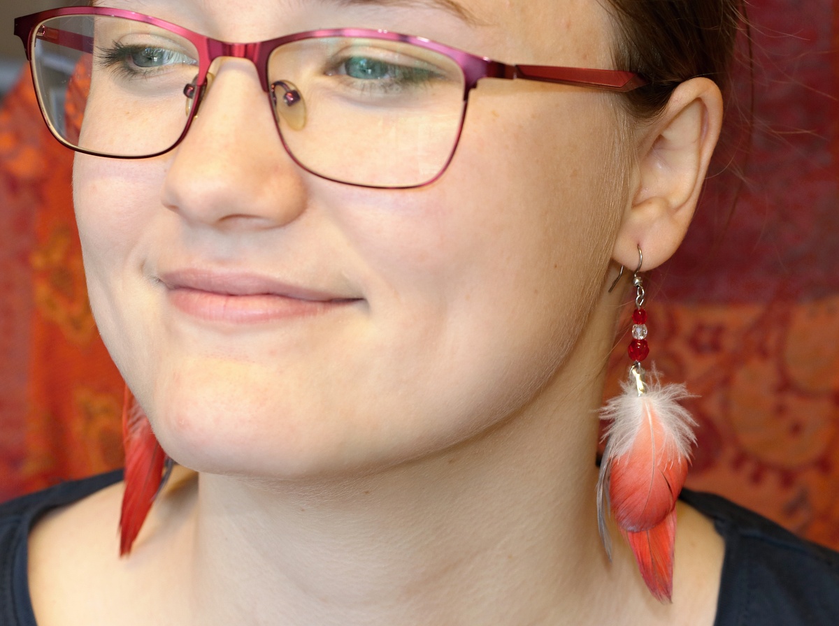 JoyKa Peříčkové naušnice s broušenými korálky - Červená Víla s perletí, Láska na první pohled, Lehká Vznešenost, Smyslné povzbuzení 3578