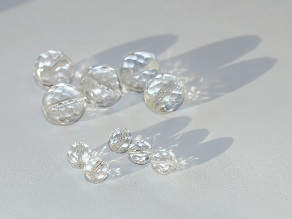 Joyka Křištálové korálky 1,3 cm nebo 0,7 cm - Skleněné, Broušené, Česká výroba, Starožitnost z lustrů, Odráží sluneční paprsky v duhových barvách 3598