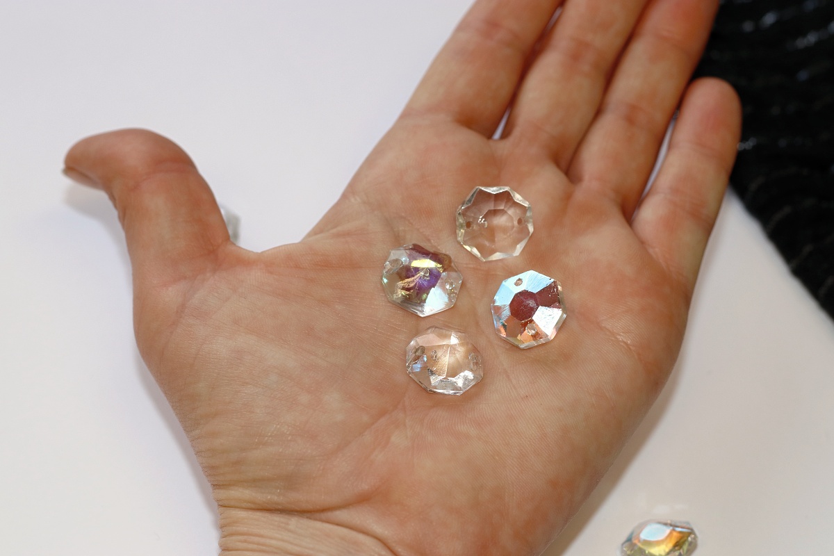 Joyka Křištálové korálky 1,5 cm - Pyramida, Osmihran, Skleněné, Broušené, Česká výroba, Starožitnost z lustrů, Odráží sluneční paprsky v duhových barvách, Perleťová nebo Čirá 3601