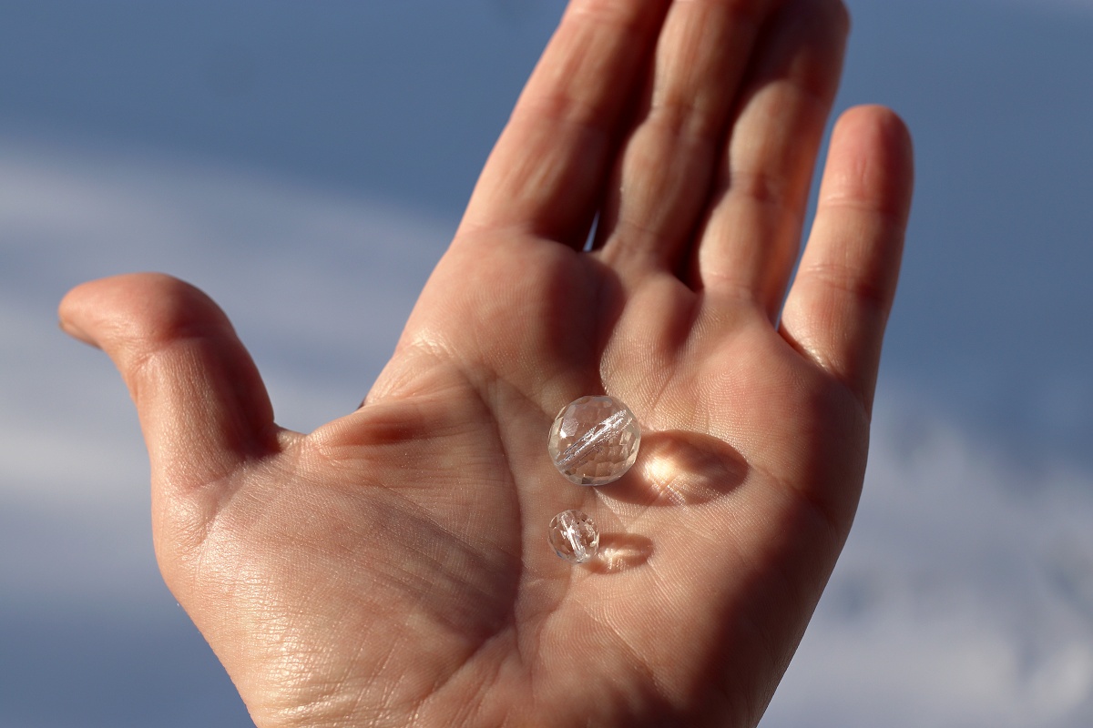 Joyka Křištálové korálky 1,3 cm nebo 0,7 cm - Skleněné, Broušené, Česká výroba, Starožitnost z lustrů, Odráží sluneční paprsky v duhových barvách 3598